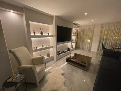 a living room with a couch and a tv at Cannes Centre ville in Cannes