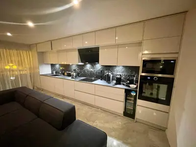 a living room with a couch and a kitchen at Cannes Centre ville in Cannes