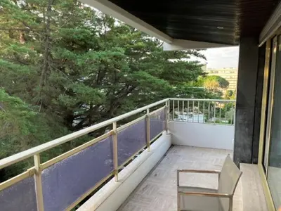 a balcony with a chair on a balcony at Penthouse Cannes 100m2 avec 2 suites et terrasse 80m2 in Cannes
