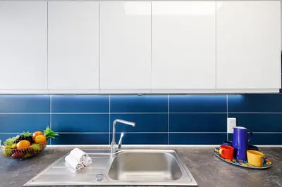 a kitchen counter with a sink and a bowl of fruit at Palm Beach 3 chambres in Cannes