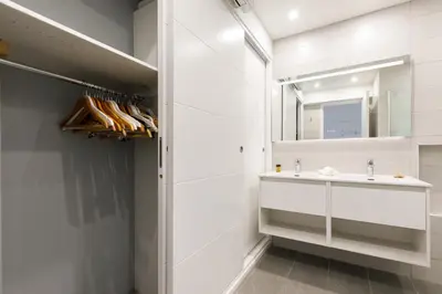 a bathroom with a sink and a mirror at Palm Beach 3 chambres in Cannes