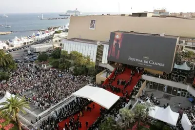 an overhead view of a crowd of people at an event at Duplex Cannes plein Centre, Zone Piétonne, 2 Chambres in Cannes