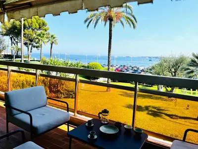 a balcony with a chair and a table and the ocean at Les yeux dans le bleu, Cannes Vue mer in Cannes
