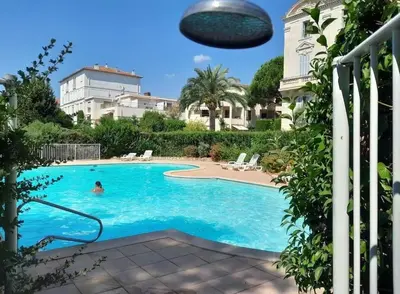 a person swimming in a swimming pool at Appartement 2 pièces dans résidence avec piscine Isola Bella in Cannes
