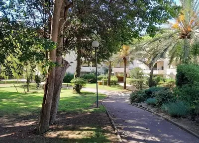 a park with a street light and trees and a sidewalk at Appartement 2 pièces dans résidence avec piscine Isola Bella in Cannes