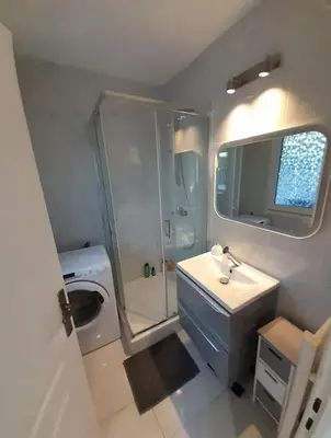 a small bathroom with a sink and a shower at Appartement 2 pièces dans résidence avec piscine Isola Bella in Cannes