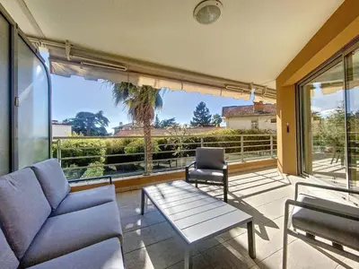 a living room with a couch and a table at Cannes - Basse Californie - 3 pièces in Cannes