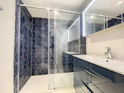 a bathroom with a glass shower and a sink at Cannes - Basse Californie - 3 pièces in Cannes