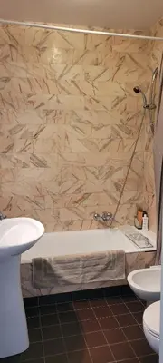 a bathroom with a tub and a toilet and a sink at Cannes centre beau 2 pièces 50 M2 plus terrasse à 12 min plages et Palais au calme in Cannes
