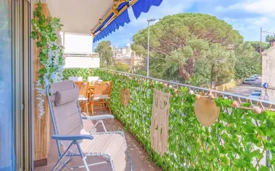 a balcony with chairs and a fence with ivy at Le Concorde - Charmant appt avec terrasse in Cannes