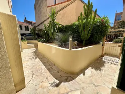 a garden with plants and a fence in a yard at Quartier Suquet Marché Forville 4 pers. Terrasse in Cannes