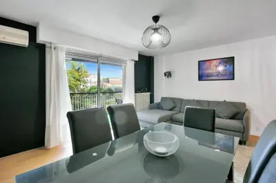 a living room with a glass table and chairs at Le Sun Valley - Vidéoprojecteur et Terrasse Zen in Cannes