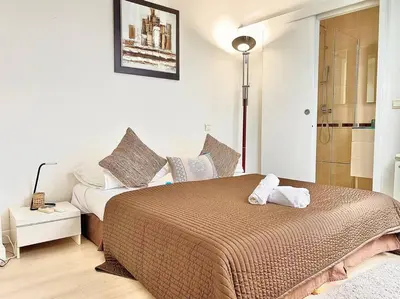 a bedroom with a large bed in a room at Appartements Cannes 3 chambres - 8B1 in Cannes