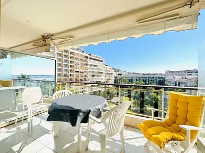 a balcony with a table and chairs and a view at Le Splendide - studio croisette - vue mer in Cannes