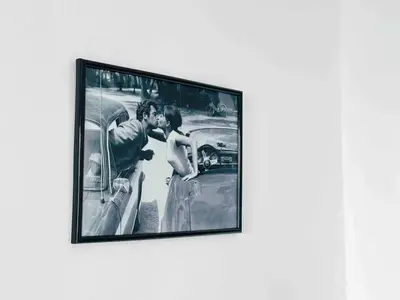 a tv with a picture of a man and a woman in a car at Le Belmondo - Studio Croisette - Palais Miramar in Cannes