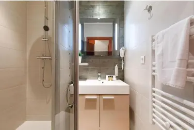 a bathroom with a sink and a shower with a mirror at Centre ville à 5 mn à pied du Palais et plages in Cannes