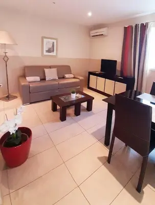 a living room with a couch and a table at Centre ville à 5 mn à pied du Palais et plages in Cannes