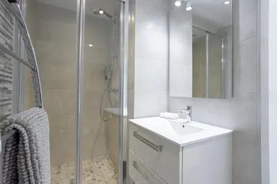 a bathroom with a white sink and a shower at Lisa's Rooftop - Toit-terrasse à 2mn du Palais et des plages de la Croisette in Cannes