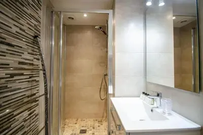 a bathroom with a sink and a shower at Lisa's Rooftop - Toit-terrasse à 2mn du Palais et des plages de la Croisette in Cannes