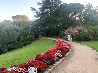 a man and woman walking down a path with flowers at Cannes vue mer in Cannes