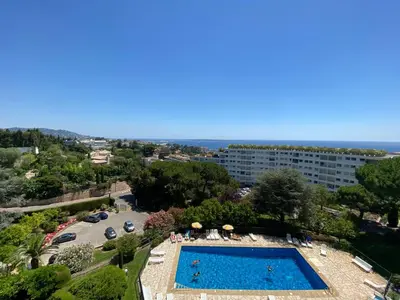 an aerial view of a hotel with a swimming pool at Cannes vue mer in Cannes