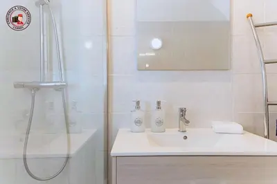 a bathroom with a sink and a shower at Lido Sea View, Congrès & Plage, clim, terrasse vue mer in Cannes