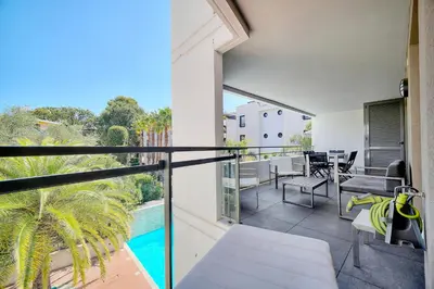 an apartment balcony with a view of a swimming pool at Appartement , piscine, terrasse, proche croisette in Cannes