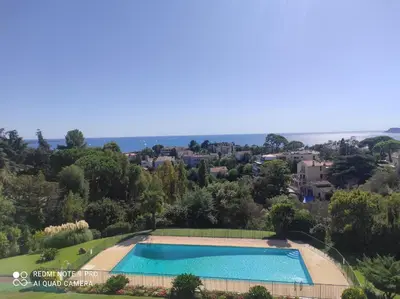 an image of a swimming pool in a villa at superbe 2 pièces à Cannes vue imprenable in Cannes