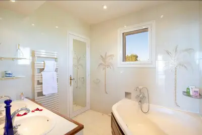 a bathroom with a tub and a sink and a shower at LE CASTEL ROSE Super Cannes, face aux Îles de Lérins in Vallauris