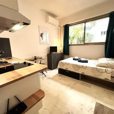 Cannes city center cozy studio 100 m from beach AC Wifi all within walking distance