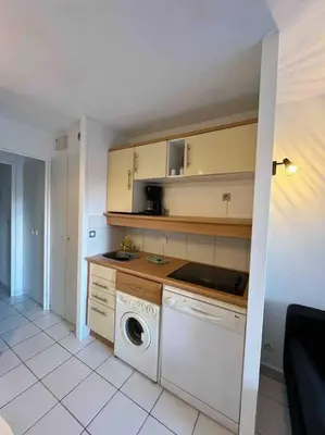 a kitchen with a washer and a washing machine at Front de mer, 8min du Palais des Festivals in Cannes