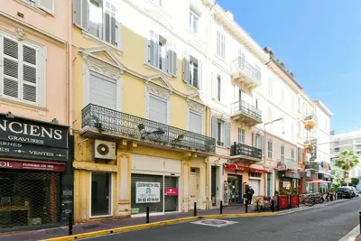 a street with buildings on a city street at 3 DAUMAS - Superbe appartement 2 chambres hyper centre Cannes in Cannes