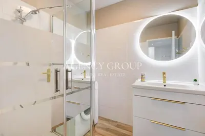 a bathroom with a sink and a mirror at Appartement, 2 pièces, à deux pas de la Croisette in Cannes