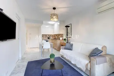 a living room with a white couch and a table at Appartement, 2 pièces, à deux pas de la Croisette in Cannes