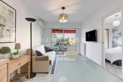a living room with a couch and a tv at Appartement, 2 pièces, à deux pas de la Croisette in Cannes