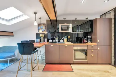 a kitchen with wooden cabinets and a counter top at LE NAPOLEON chic et moderne, l'endroit parfait au cœur de la Banane in Cannes
