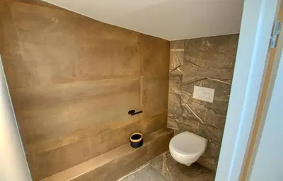 a bathroom with a toilet and a shower at Maison Moderne Cannes 3 Chambres 3 Salles de Bain WIFI - LIMESTAY in Cannes