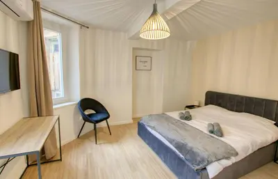 a bedroom with a bed and a desk and a chair at Maison Moderne Cannes 3 Chambres 3 Salles de Bain WIFI - LIMESTAY in Cannes