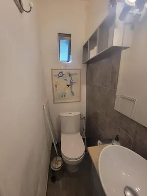 a small bathroom with a toilet and a sink at Cannes Studio privé climatisé et bon wifi in Cannes
