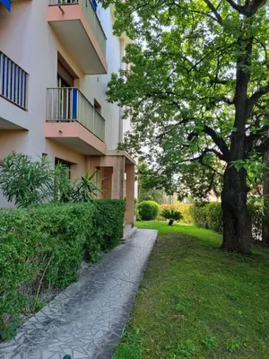 a walkway in front of a building with a tree at Cannes Studio privé climatisé et bon wifi in Cannes