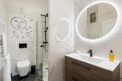a bathroom with a shower and a sink and a mirror at L'Urban - 3 chambres - 9 min Palais - Climatisé in Cannes