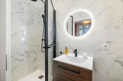 a bathroom with a shower and a sink and a mirror at L'Urban - 3 chambres - 9 min Palais - Climatisé in Cannes