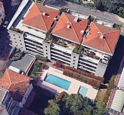 an overhead view of a large building with a swimming pool at Toit terrasse dans résidence avec piscine in Cannes