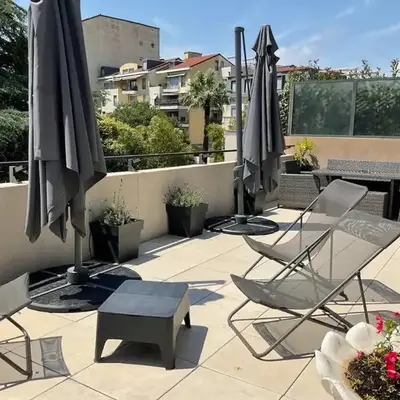 Toit terrasse dans résidence avec piscine