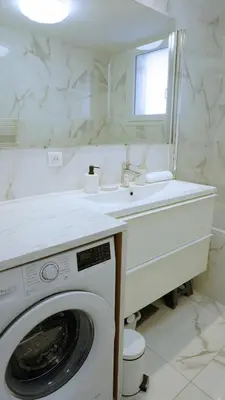 a bathroom with a washing machine and a sink at Proche Centre Ville, T4, Exclusivité Congrès - Palmazur Vacances in Cannes