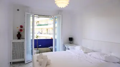 a white bedroom with a large white bed with white pillows at Proche Centre Ville, T4, Exclusivité Congrès - Palmazur Vacances in Cannes