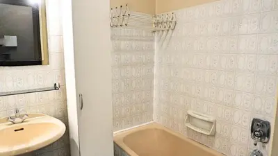 a bathroom with a sink and a bath tub at Proche Croisette, T2 avec terrasse, By Palmazur in Cannes