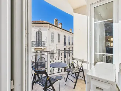 a balcony with chairs and a table on a balcony at LE BOURGEOIS avec balcon, somptueux et lumineux, idéalement situé in Cannes
