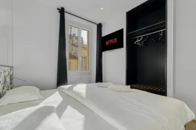 a bedroom with two beds and a sign that reads faith at 3 chambres Modern - 2 min du Palais - Climatisé - Calme in Cannes