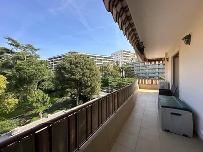 a balcony with a view of a building at A003-Magnifique appartement proche du centre de Cannes in Cannes